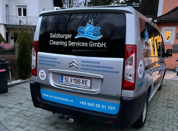 Firmenfahrzeug von SCS mit Fahrzeugbeschriftung